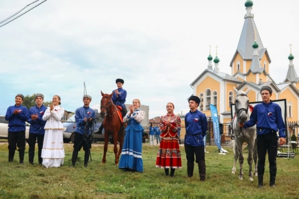 Историческая реконструкция с конным представлением прошла в День флага в Нижнем Новгороде